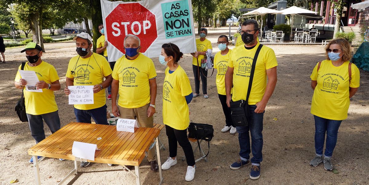 Afectados da urbanización Mar Tambo diante da Subdelegación do Goberno