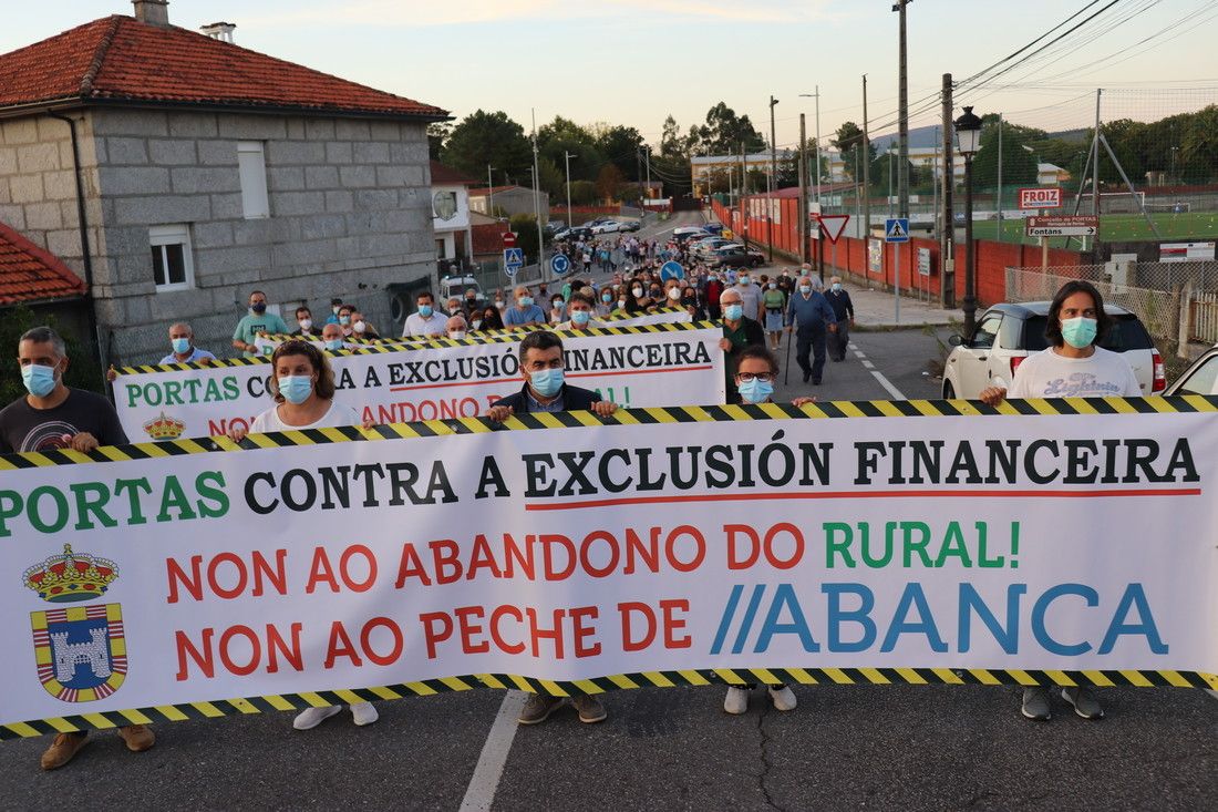 Manifestación en Portas contra el cierre de la oficina bancaria