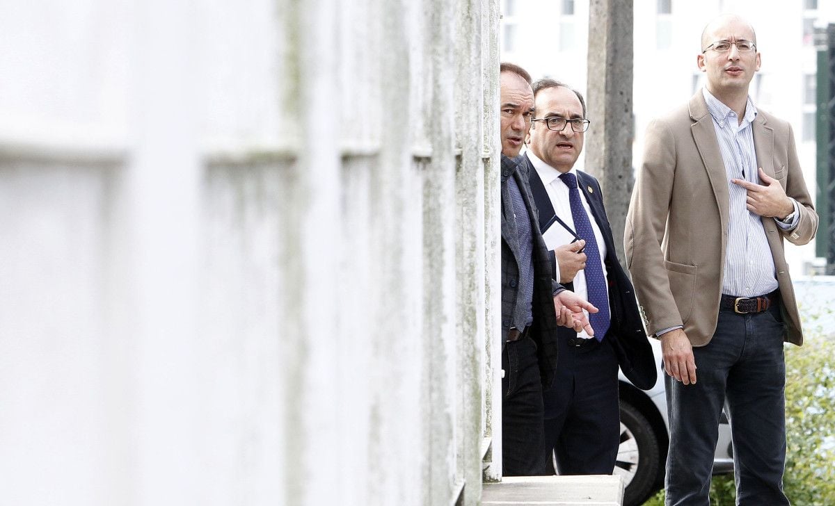 José Crespo, Enrique Sotelo y Luis Serantes (secretario de organización del PP provincial), a la salida de los juzgados