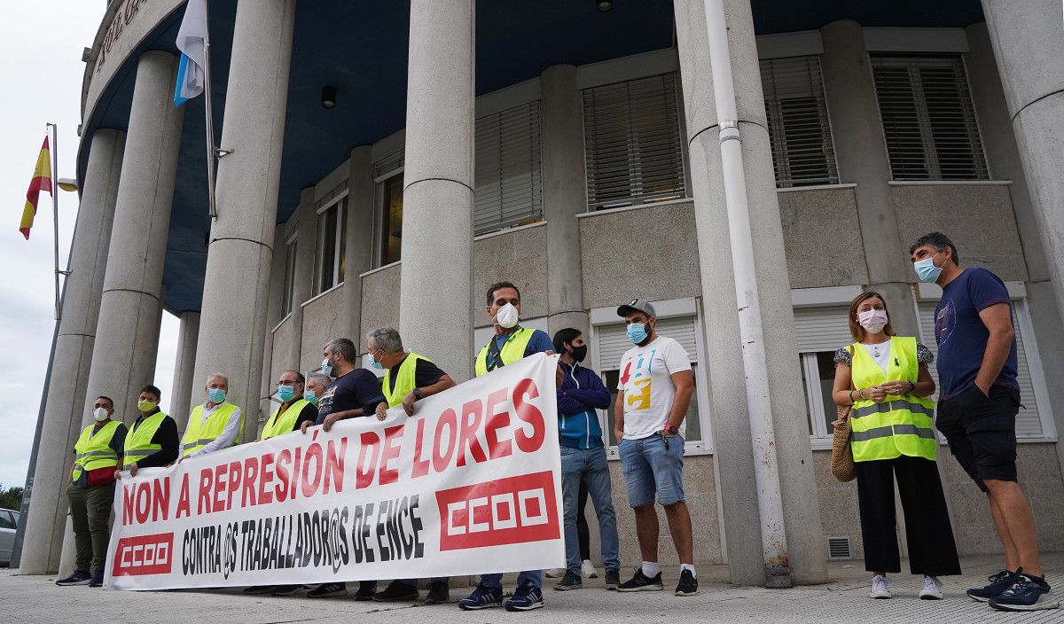 Concentración de trabajadores de Ence a las puertas del juzgado