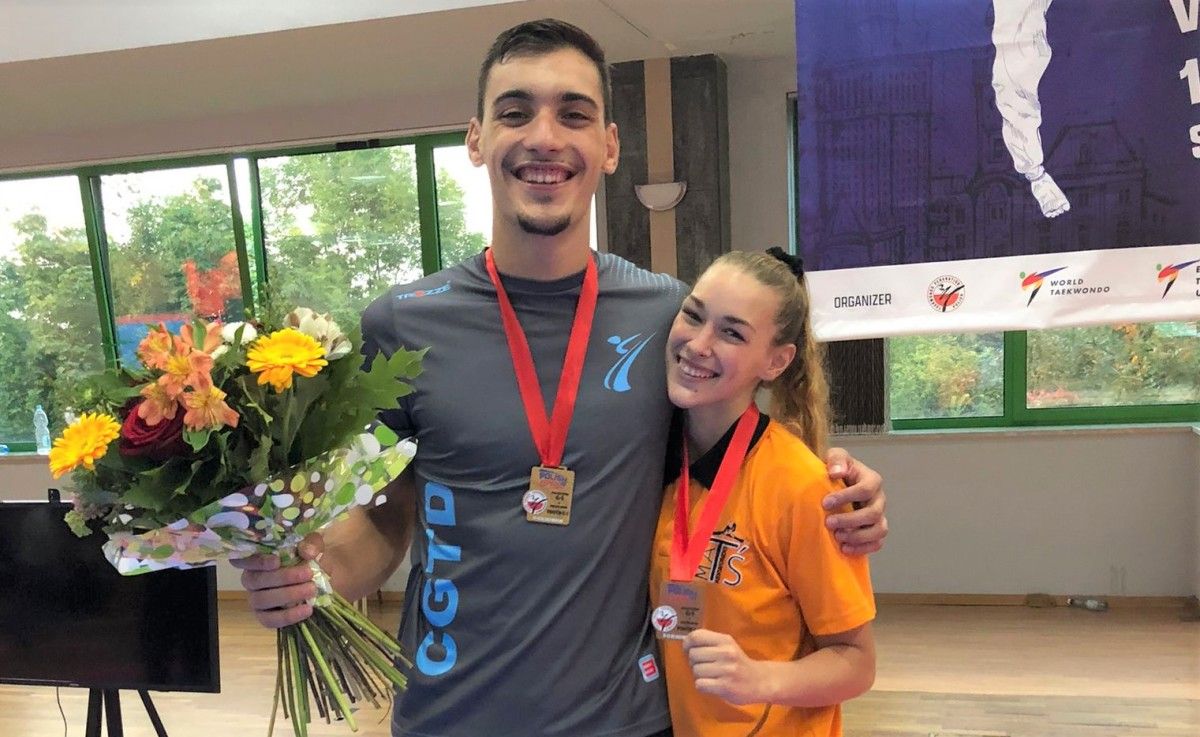 Iván García y Arlet Ortiz tras ser medallistas en el Open de Polonia de taekwondo