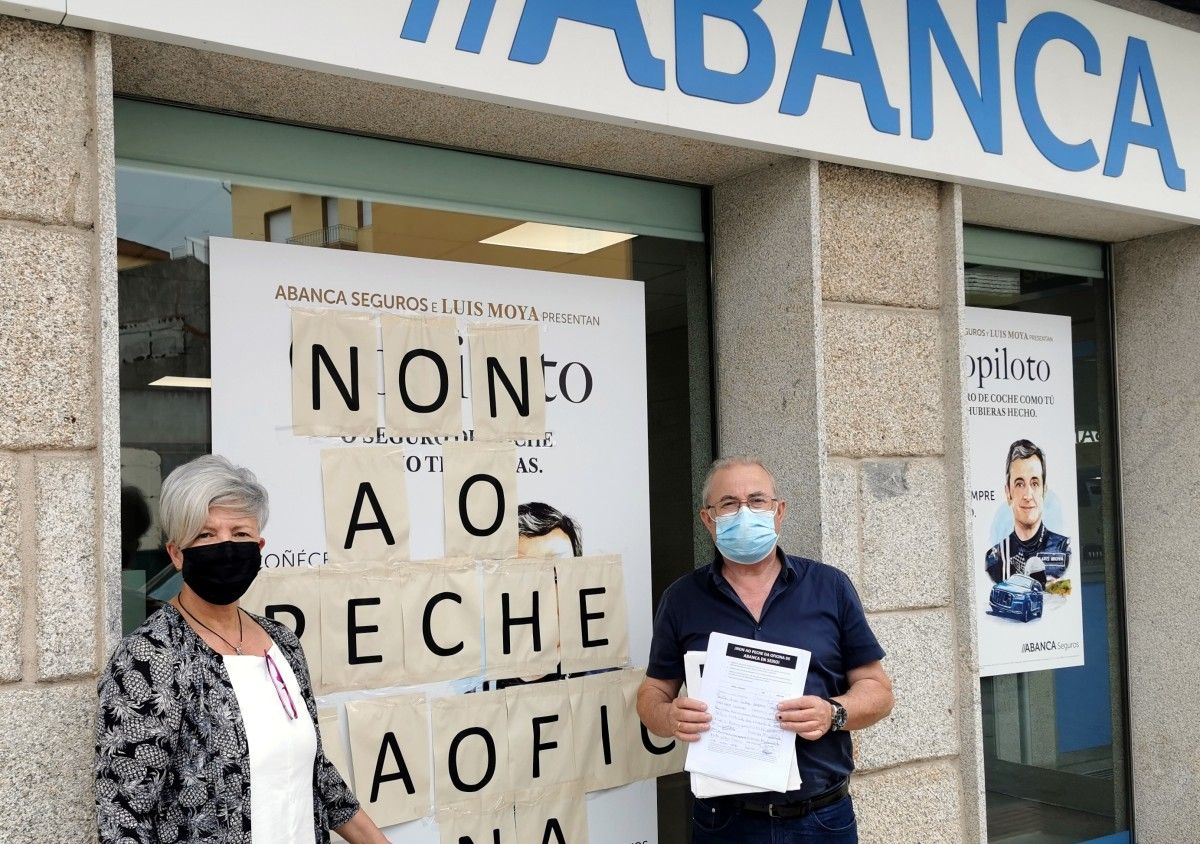 Cristina Souto y Manuel Solla, presidenta y tesorero de ACEMAS ante la oficina de Abanca en Seixo