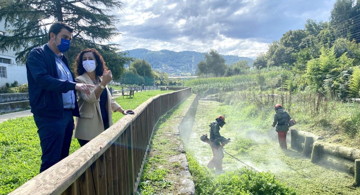 Los concejales observan el inicio de la limpieza del río Lameira