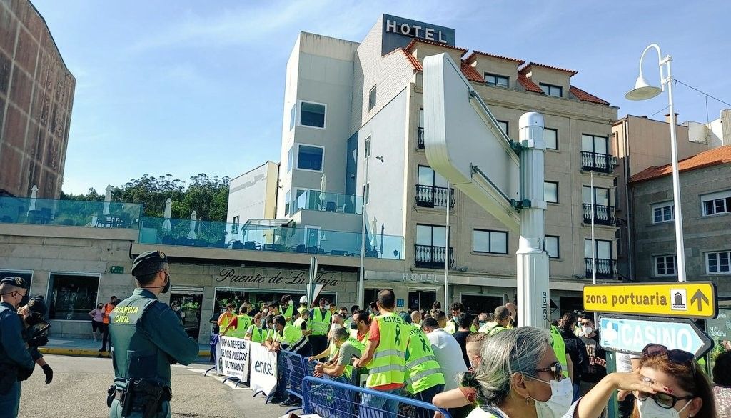 Protesta de trabajadores de Ence y empresas auxiliares en el Foro que se celebra en A Toxa