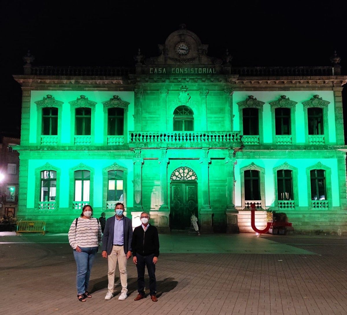 Concello de Pontevedra iluminado de verde por el mes de la artritis