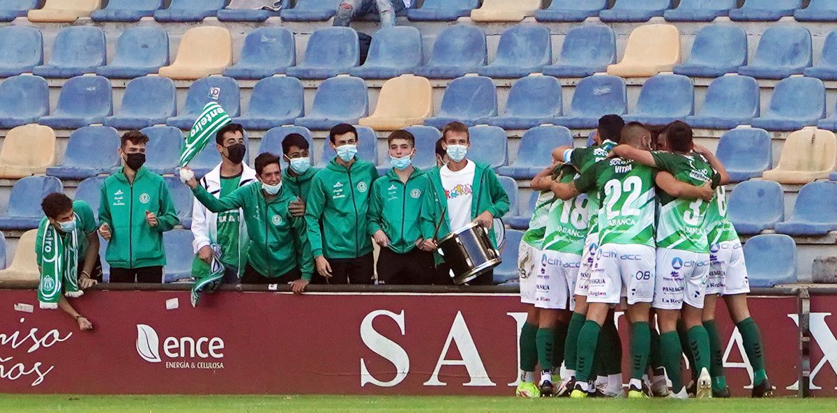 Partido de liga en Pasarón entre el Pontevedra y el Arenteiro