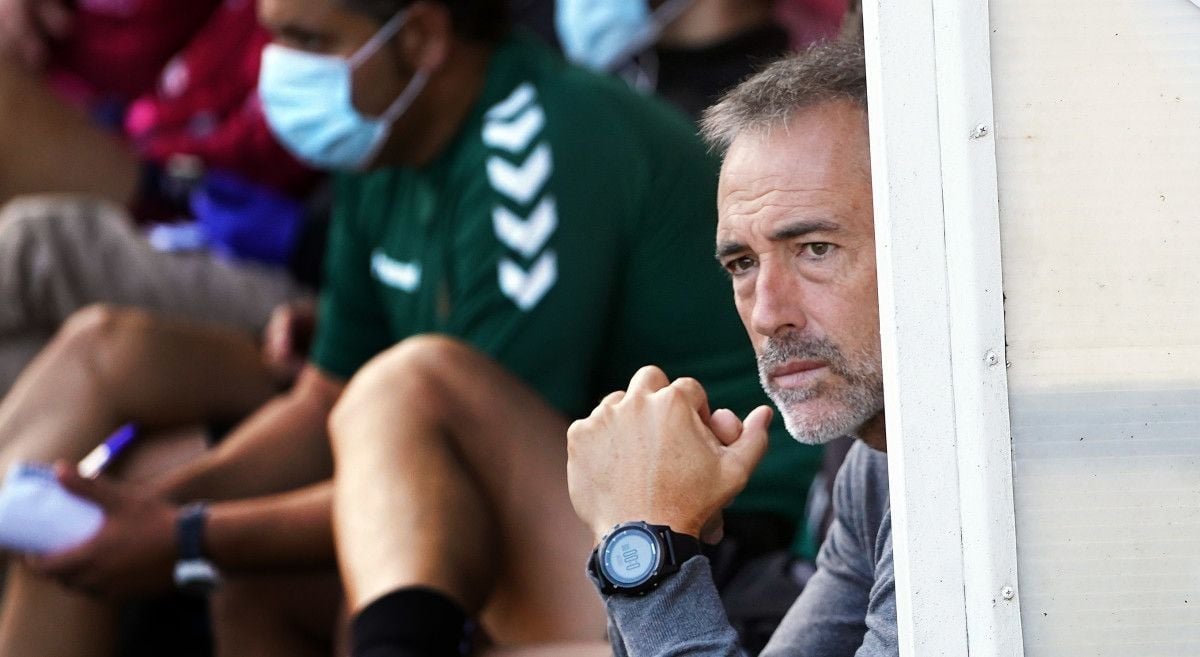 Ángel Rodríguez, en el banquillo de Pasarón durante el partido ante el Arenteiro