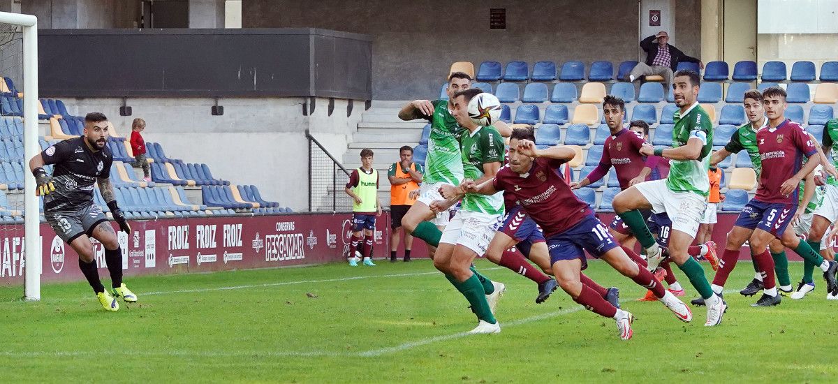 Charles remata de cabeza para marcar el primer gol del Pontevedra contra el Arenteiro en Pasarón