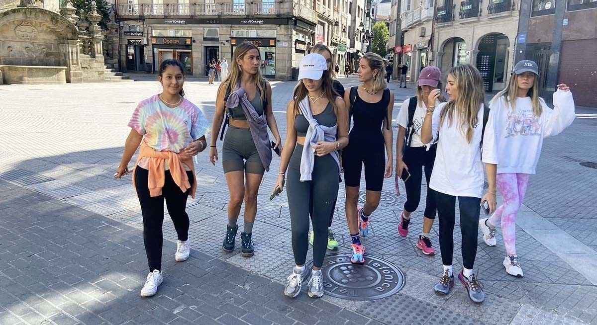 María Pombo y sus amigas, en la Praza da Peregrina