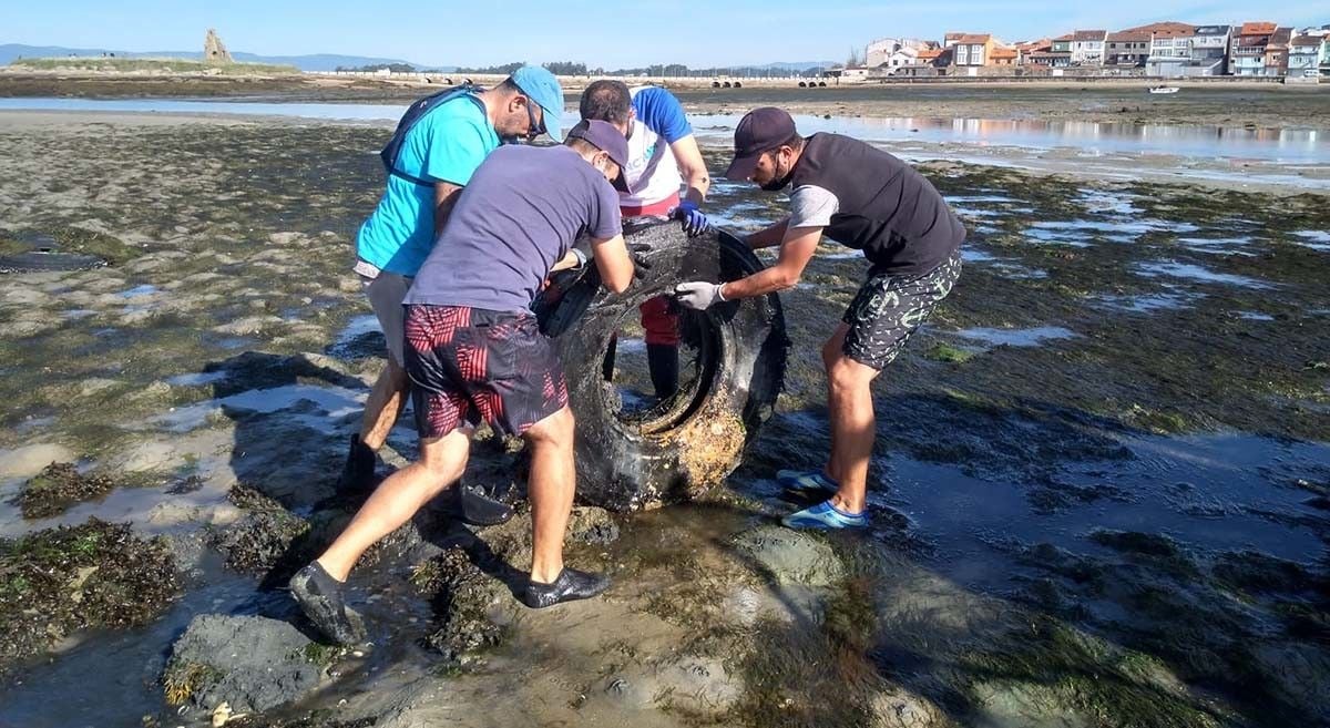 Limpieza en los fondos marisqueros de Cambados