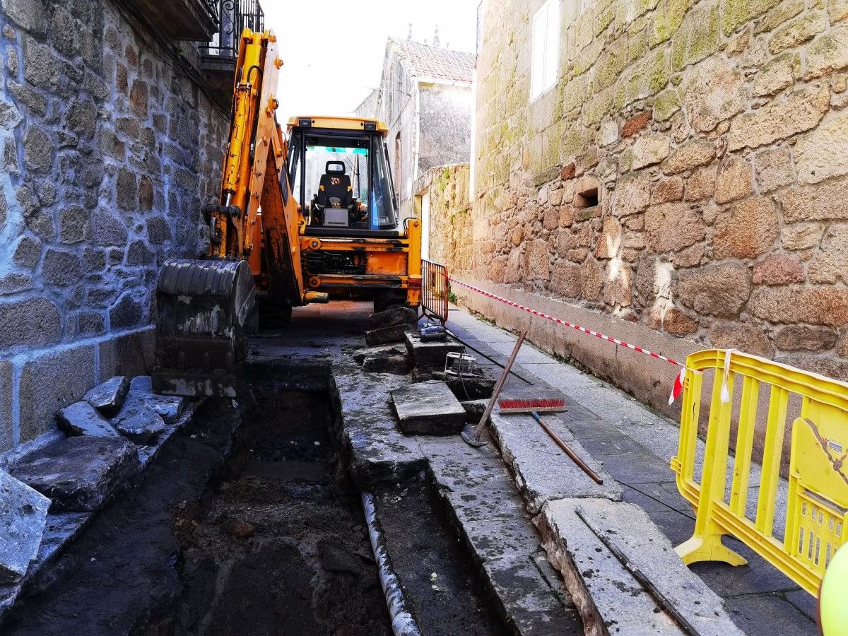 Obras en la calle de A Igrexa de Cuntis