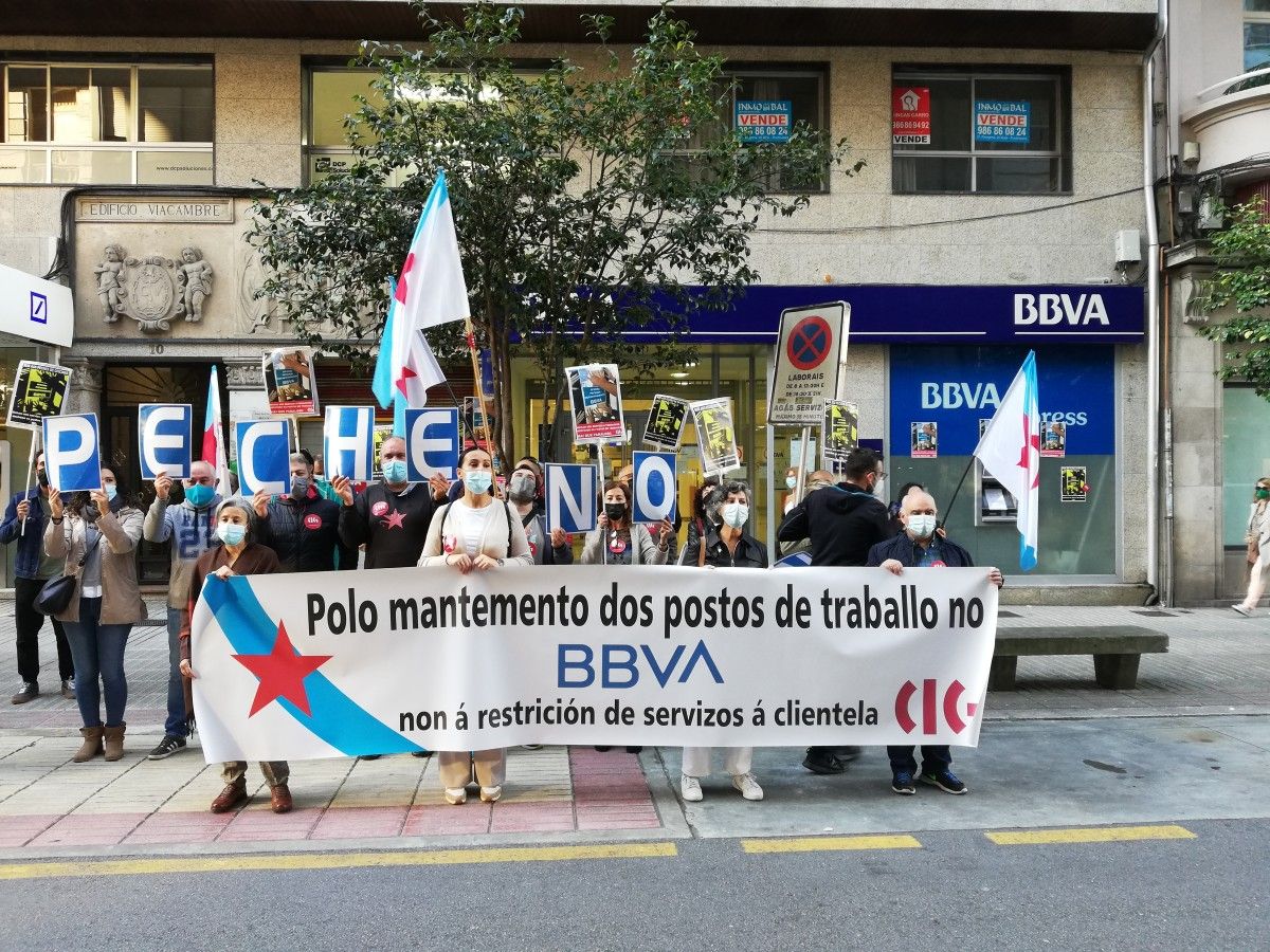 Protesta de la CIG contra el cierre de la sucursal del BBVA de García Camba