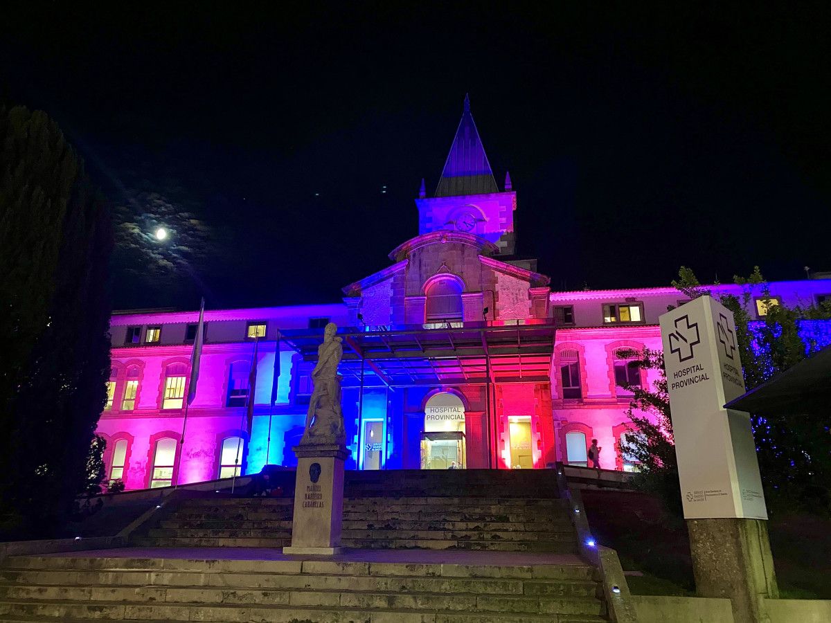 Fachada del Hospital Provincial iluminada en recuerdo de las muertes perinatales