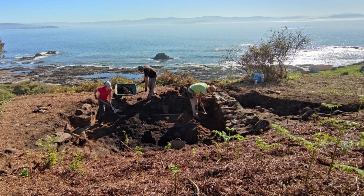 Excavación arqueológica en la isla de Ons