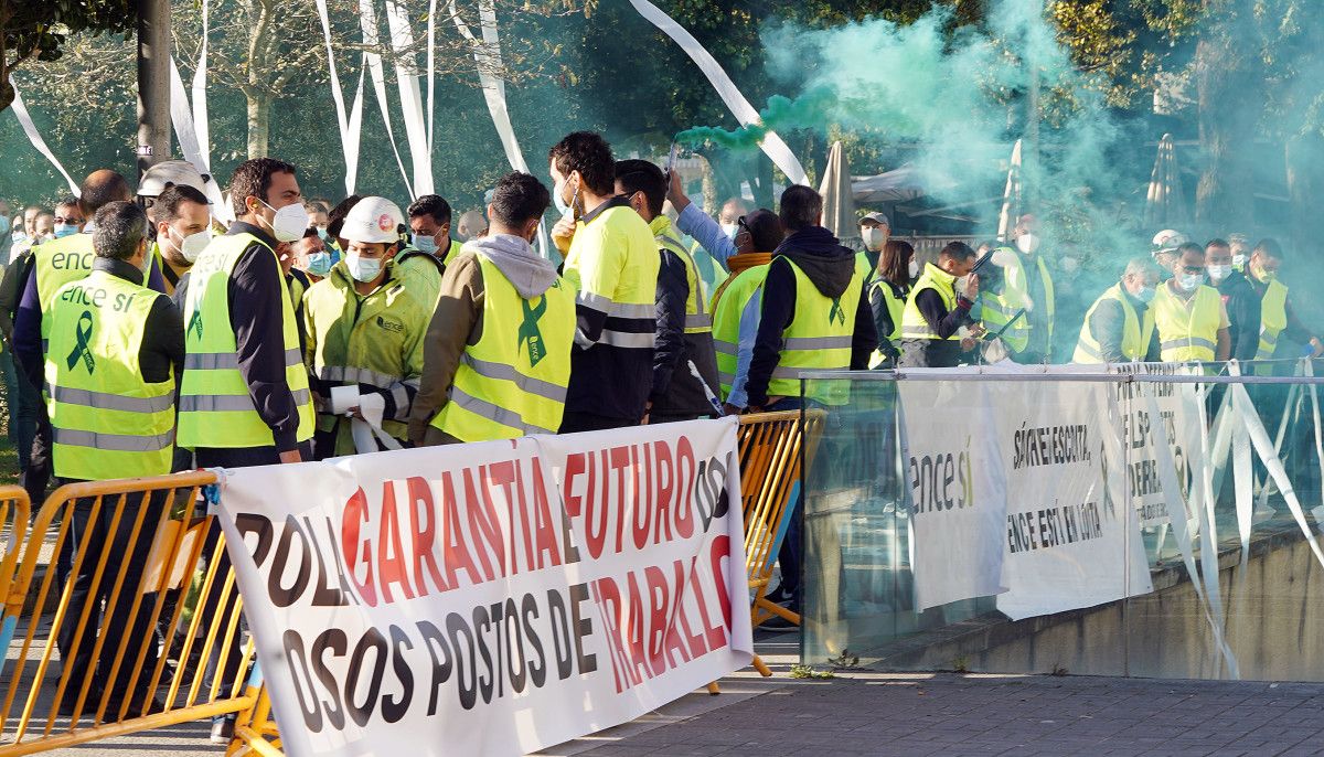 Tercera mesa de diálogo sobre Ence con protestas de trabajadores en la Subdelegación del Gobierno