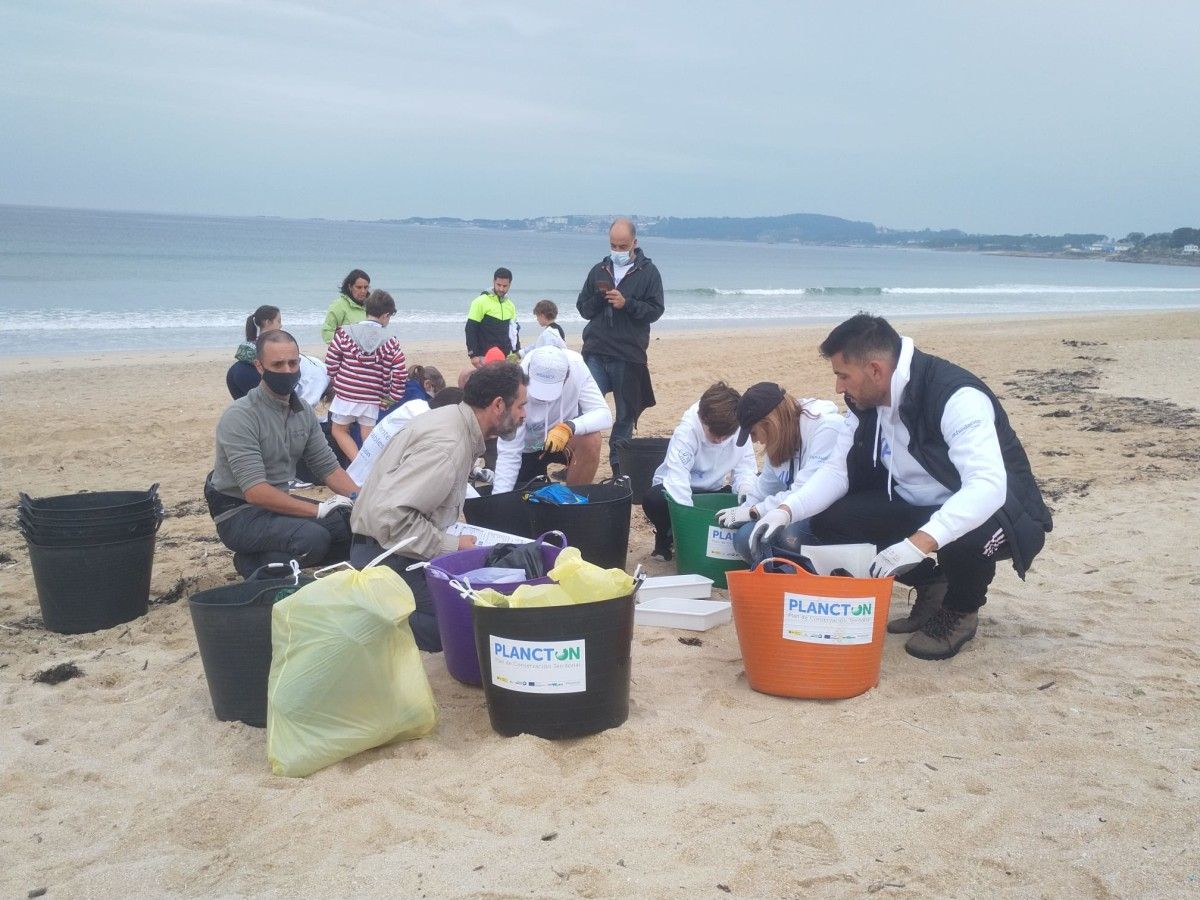 Limpieza de residuos en la playa de A Lanzada