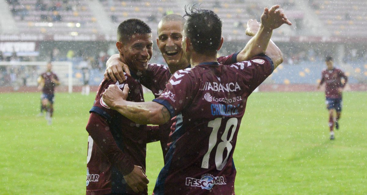 Brais, Rufo y Charles en el partido de Segunda RFEF entre el Pontevedra y el Llanera en Pasarón