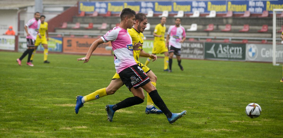 Partido entre Arosa y Navalcarnero en A Lomba