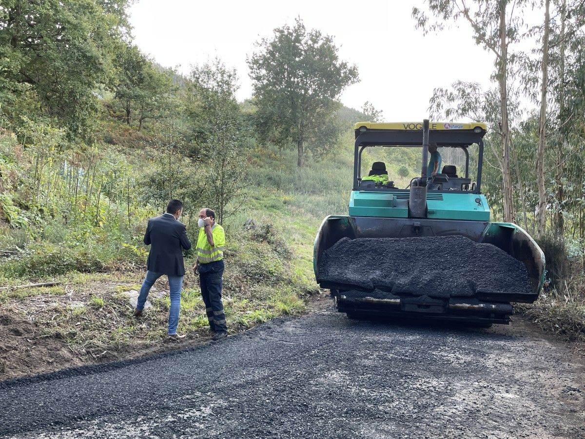 Asfaltado en una pista forestal de Ponte Caldelas