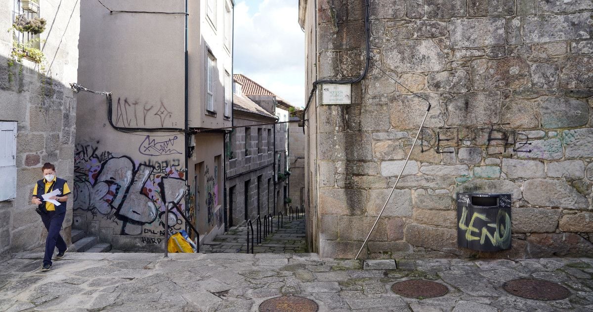 Pintadas y suciedad en las escaleras del entorno do Parador de Pontevedra