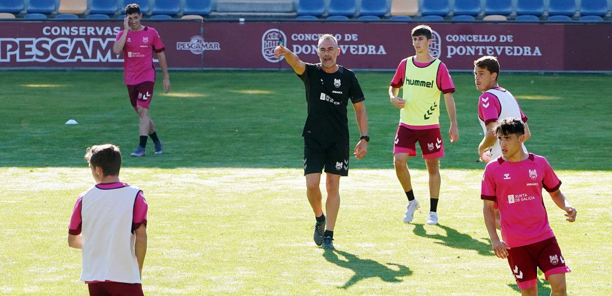 Ángel Rodríguez, en un entrenamiento del Pontevedra en Pasarón