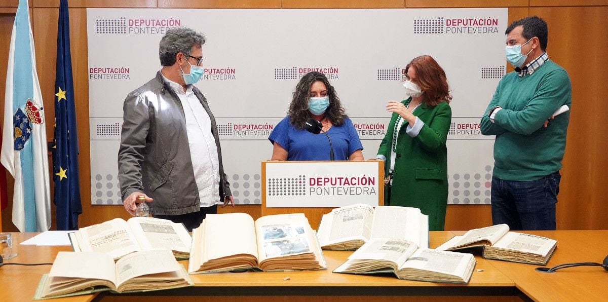 La diputada María Ortega con personal del Servizo de Patrimonio Documental e Bibliográfico de la Deputación