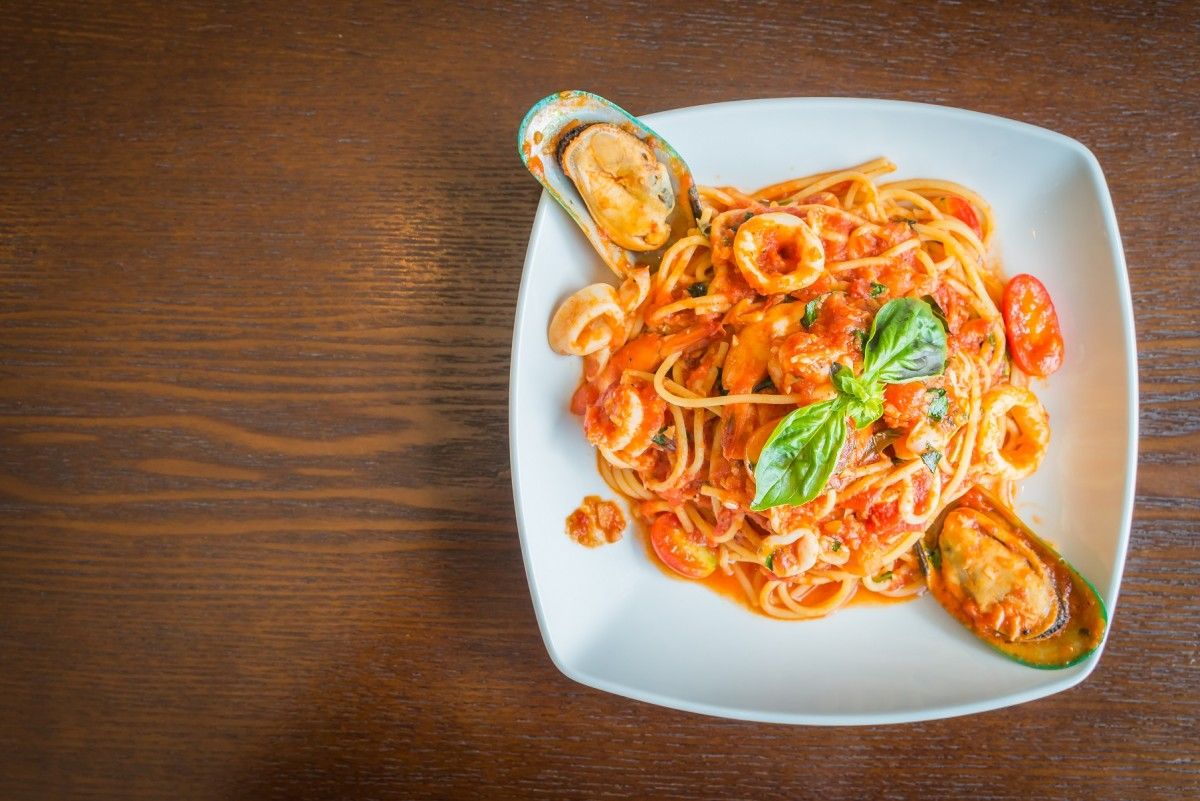 Pasta con mejillones y calamares