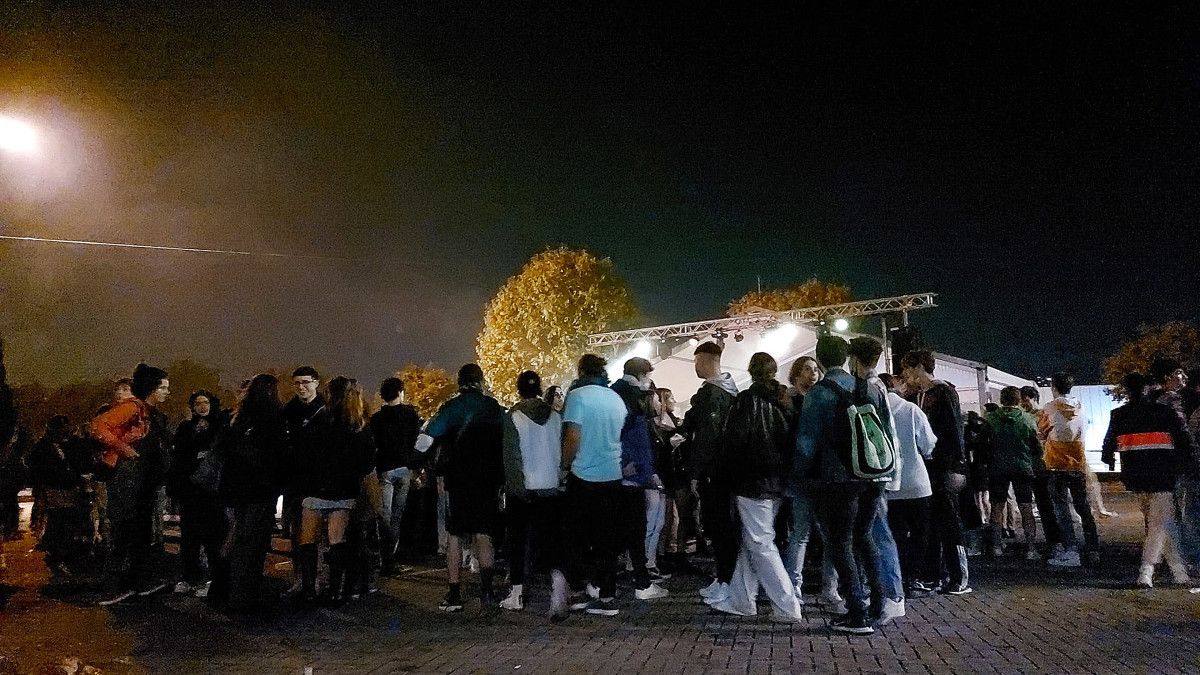 Grupo de jóvenes en el botellódromo de Pontevedra