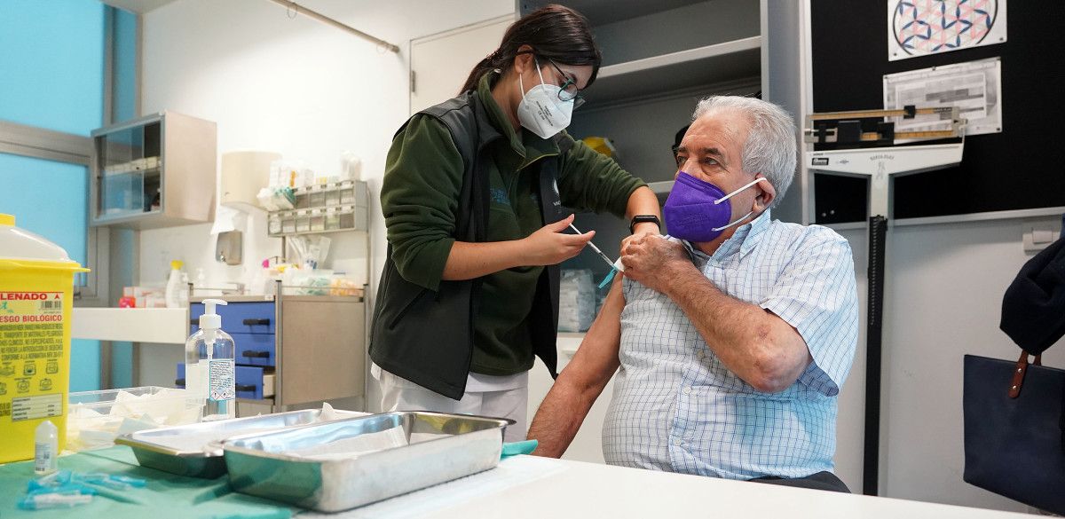 Inicio de la campaña de vacunación de la tercera dosis contra la covid y la antigripal