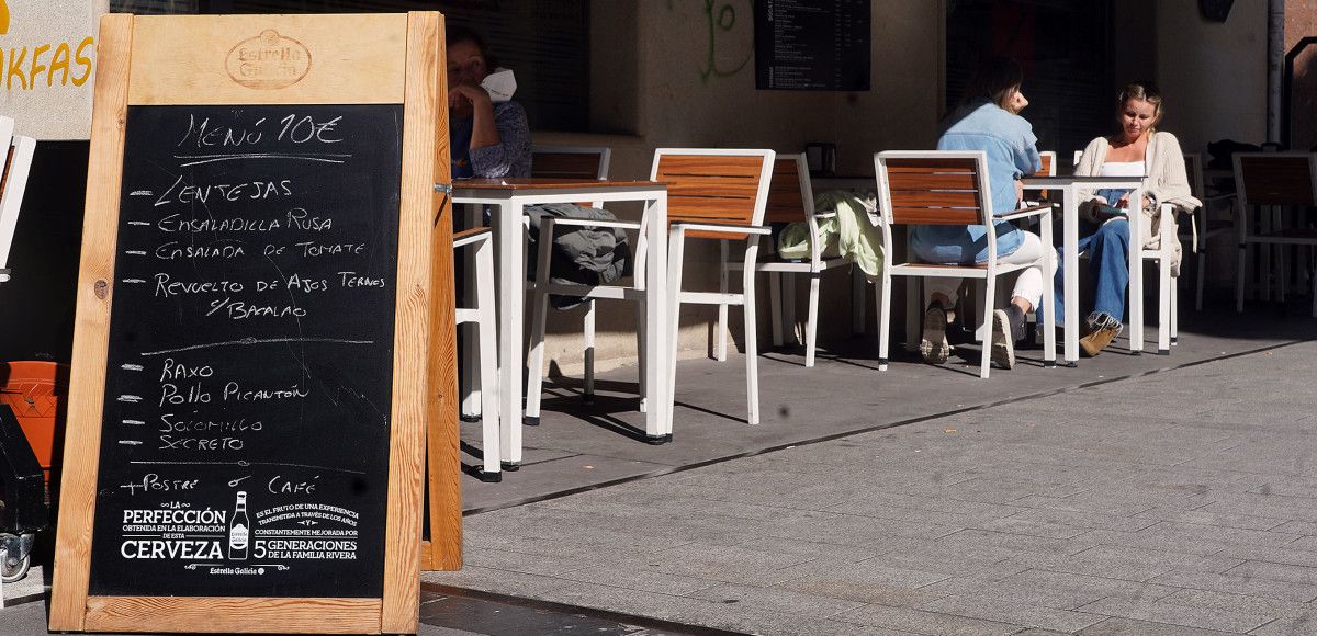 Clientes consumindo nas terrazas da hostalería de Pontevedra