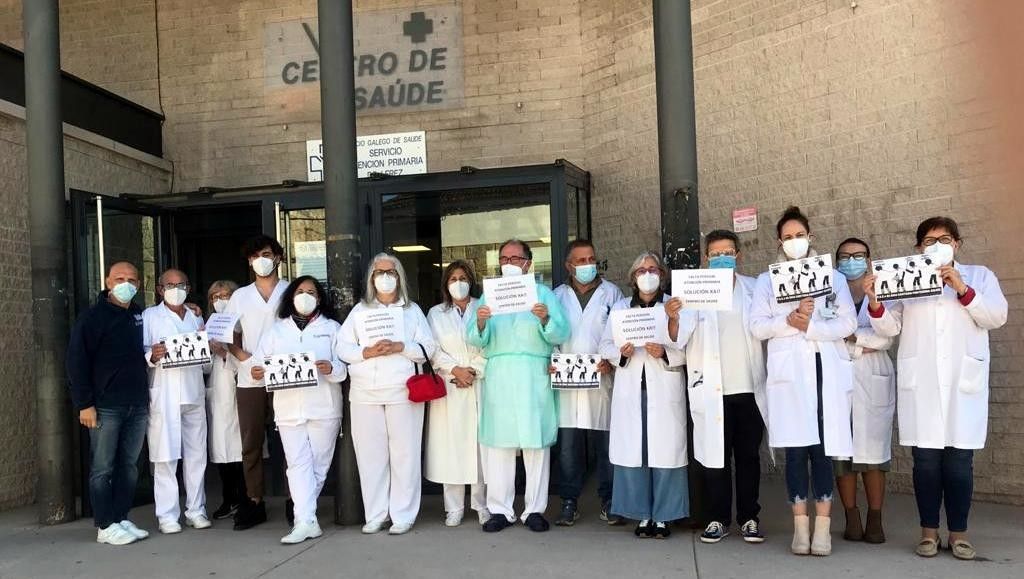 Protesta de profesionales de los PAC del área sanitaria de Pontevedra-O Salnés, en el Centro de Salud de Lérez