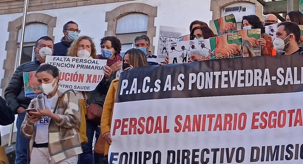 Irene Pardo con otros representantes de los PAC en una protesta