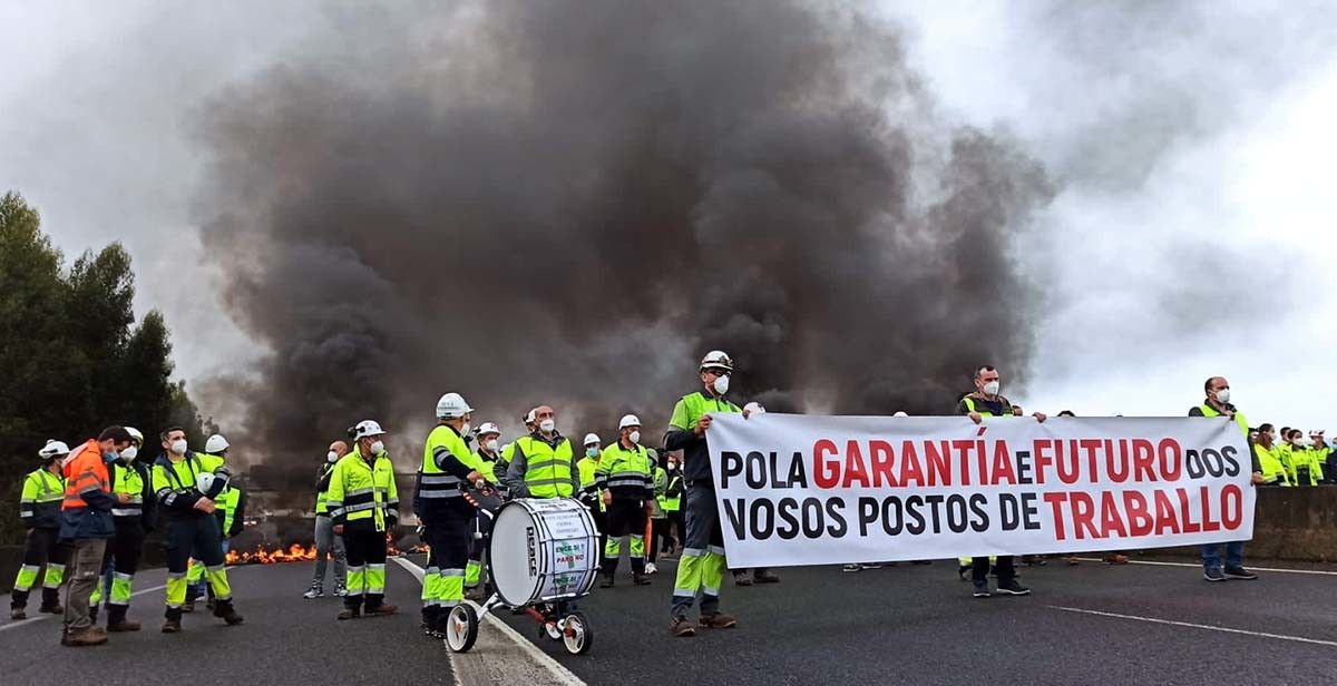 Protesta de los trabajadores de Ence delante de la fábrica