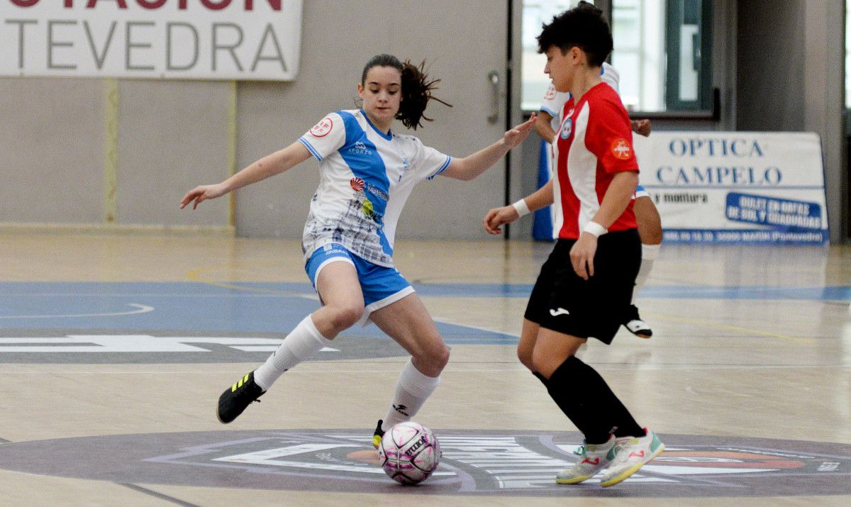 Partido de liga en A Raña entre Marín Futsal y Penya Esplugues