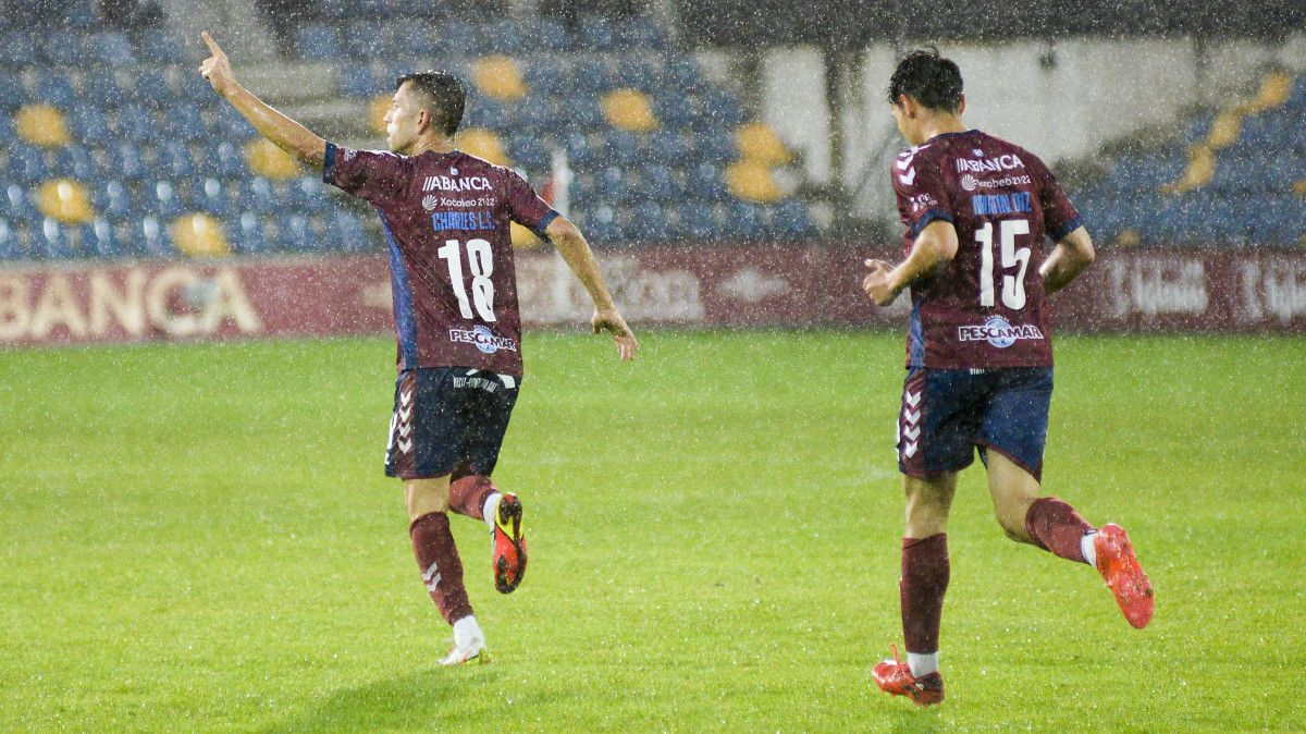 Charles celebra su gol en el partido de liga en Pasarón entre Pontevedra y Coruxo