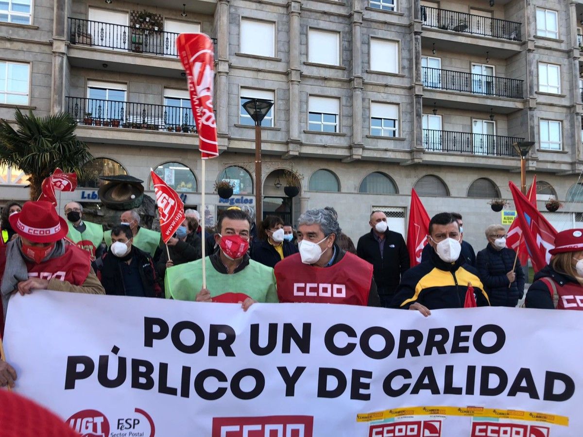 Protesta de CCOO-UGT en Arcade contra los recortes en Correos