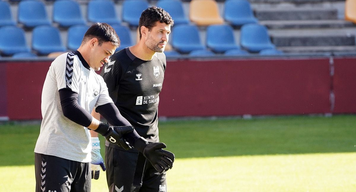 Álvaro Cortés y Moncho, en un entrenamiento del Pontevedra en Pasarón