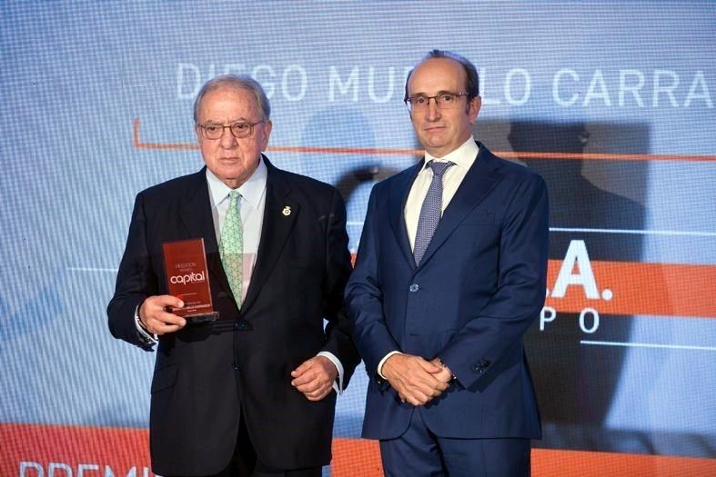 El presidente de Honor de A.M.A., presidente de la Fundación A.M.A., Dr. Diego Murillo, recibe el Premio Empresario del Año, otorgado por la revista Capital