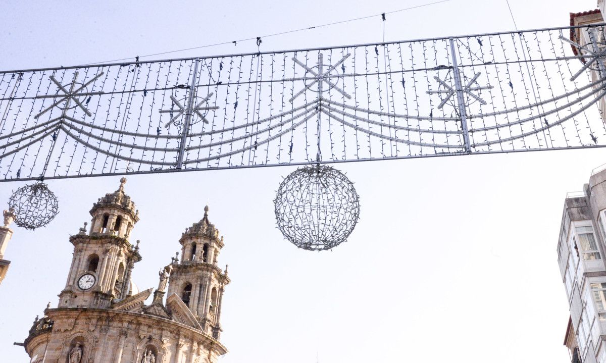 Instalación de las luces de Navidad en Pontevedra