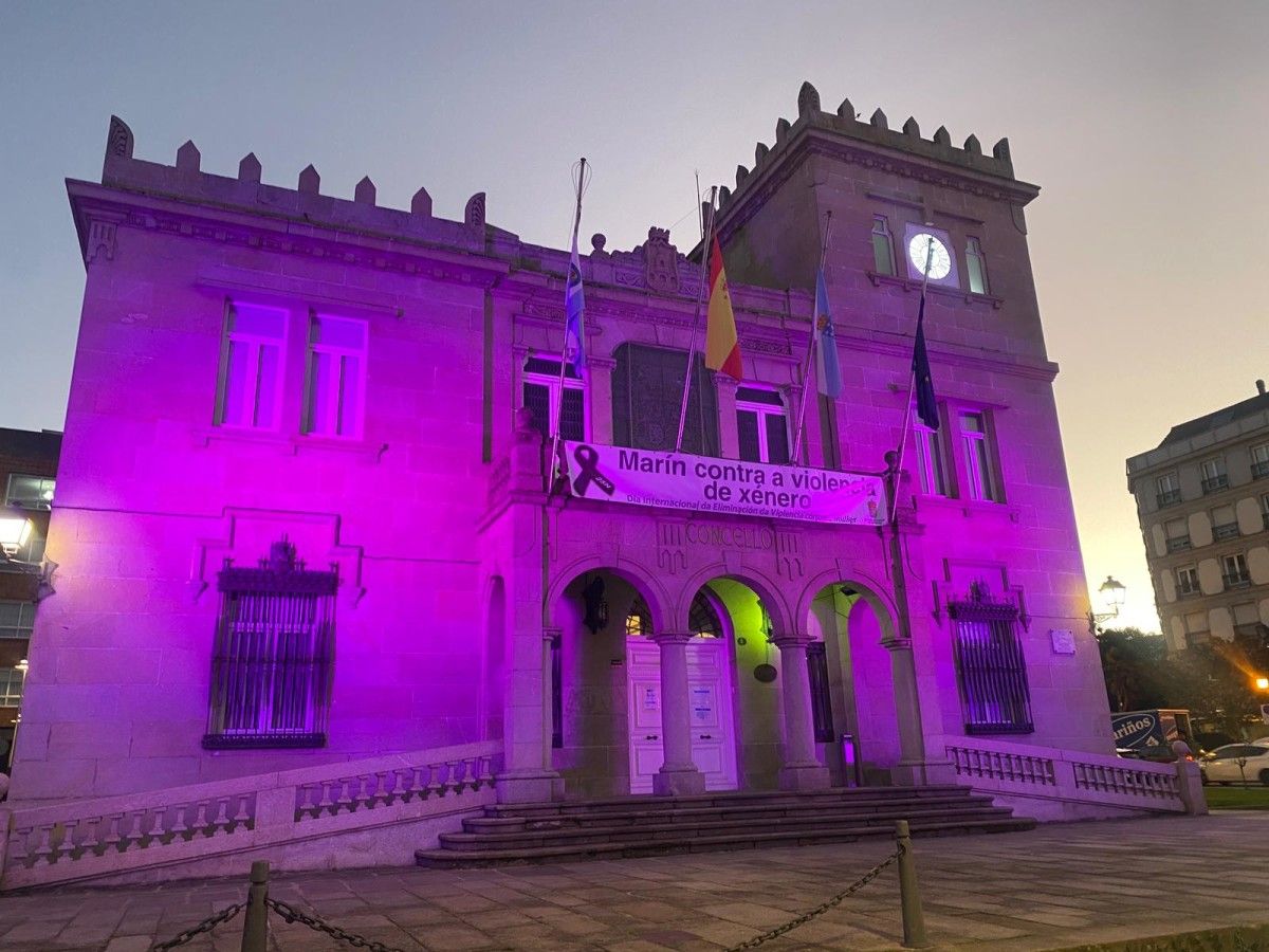 Edificio del Concello de Marín con la pancarta del 25N