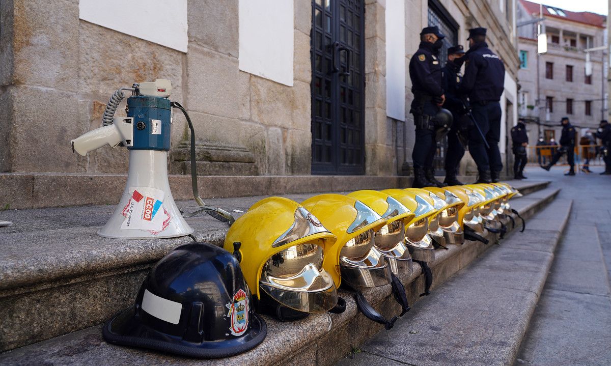 Protestas de bomberos y funcionarios municipales ante o pleno