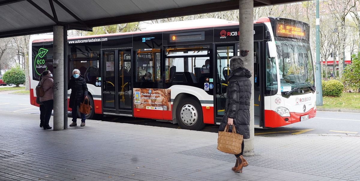 Bus urbano na Praza de Galicia