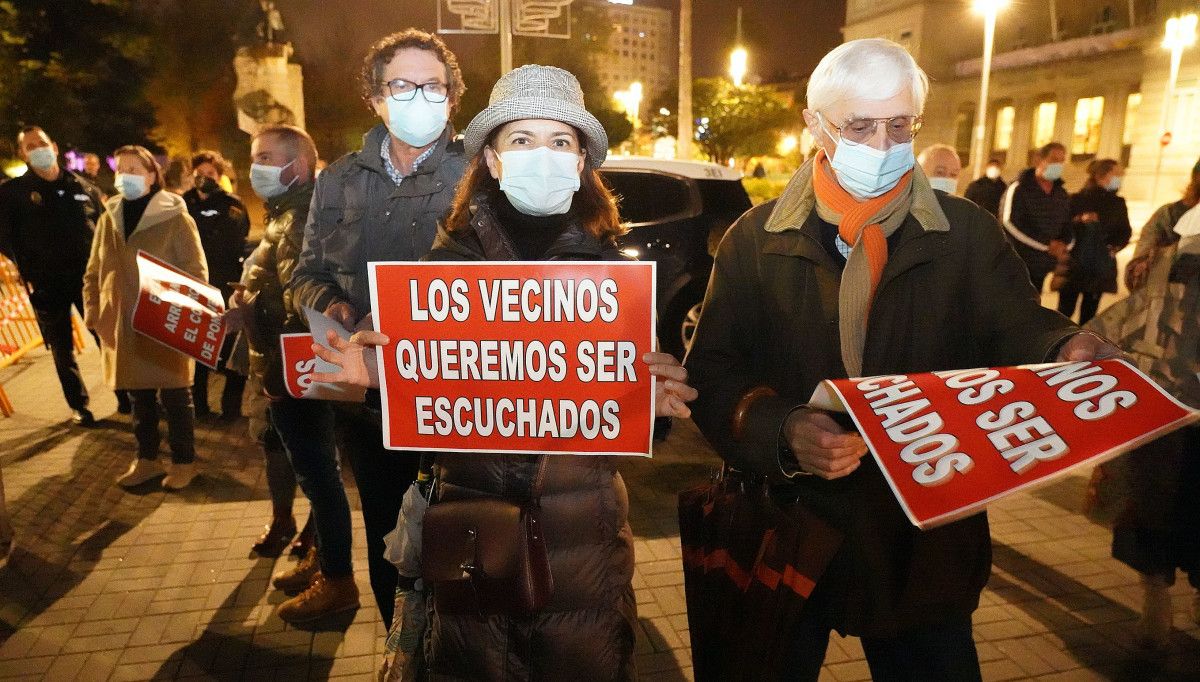 Protesta por el cierre al tráfico de la calle Reina Victoria