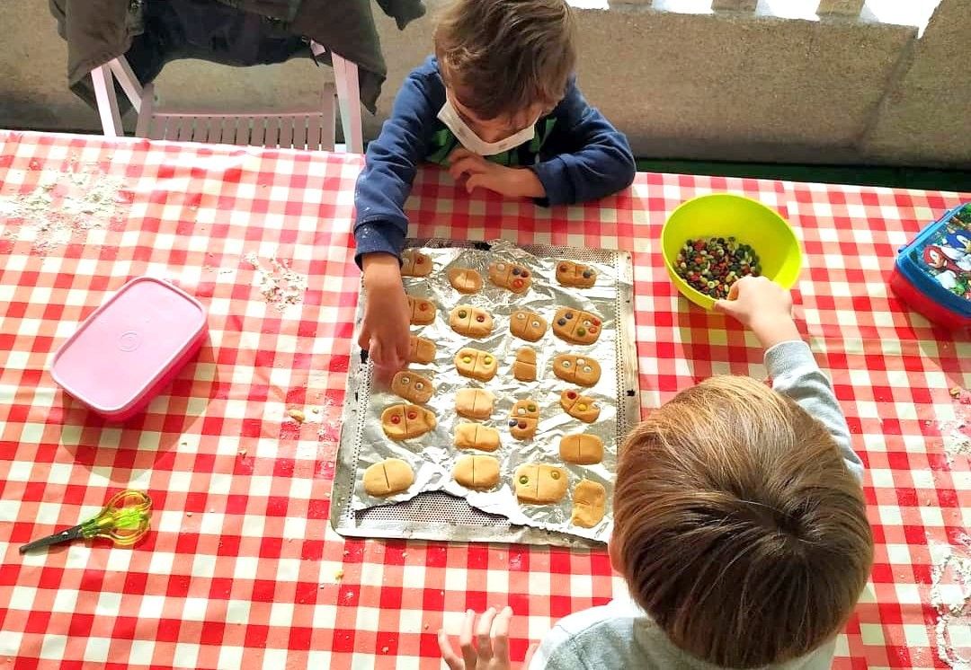 Niños realizando actividades gastronómicas en el Mercado de Abastos de Pontevedra