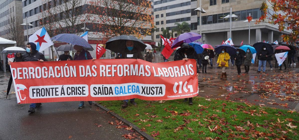 Representantes de la CIG se concentraban ante el edificio administrativo de la Xunta de Galicia en Campolongo