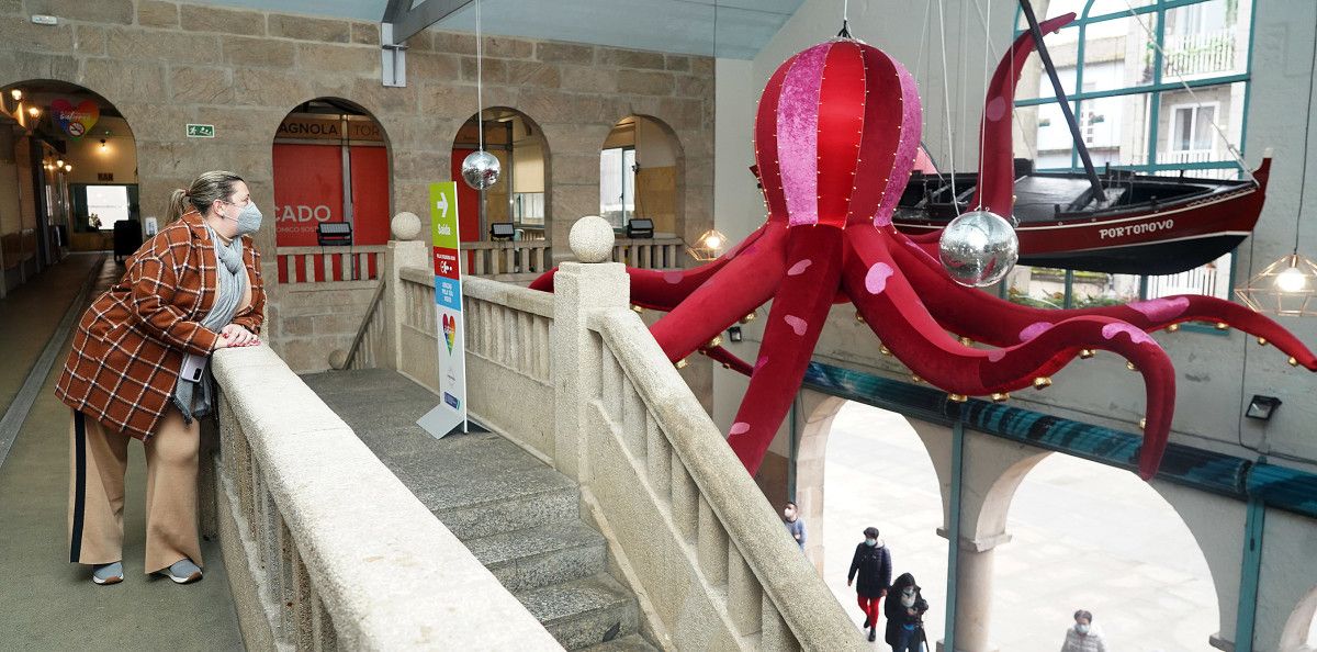 Pulpo de la decoración de Navidad 2021 en el mercado de abastos