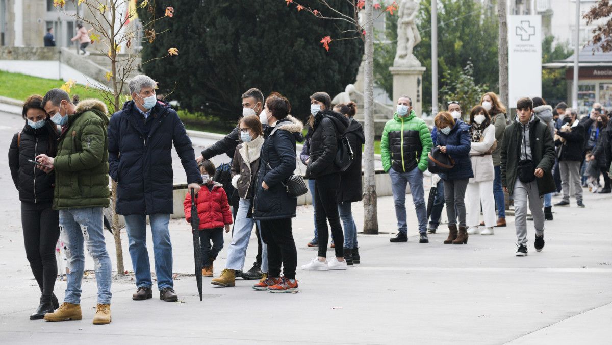 Colas para el punto de realización de PCR sin cita 