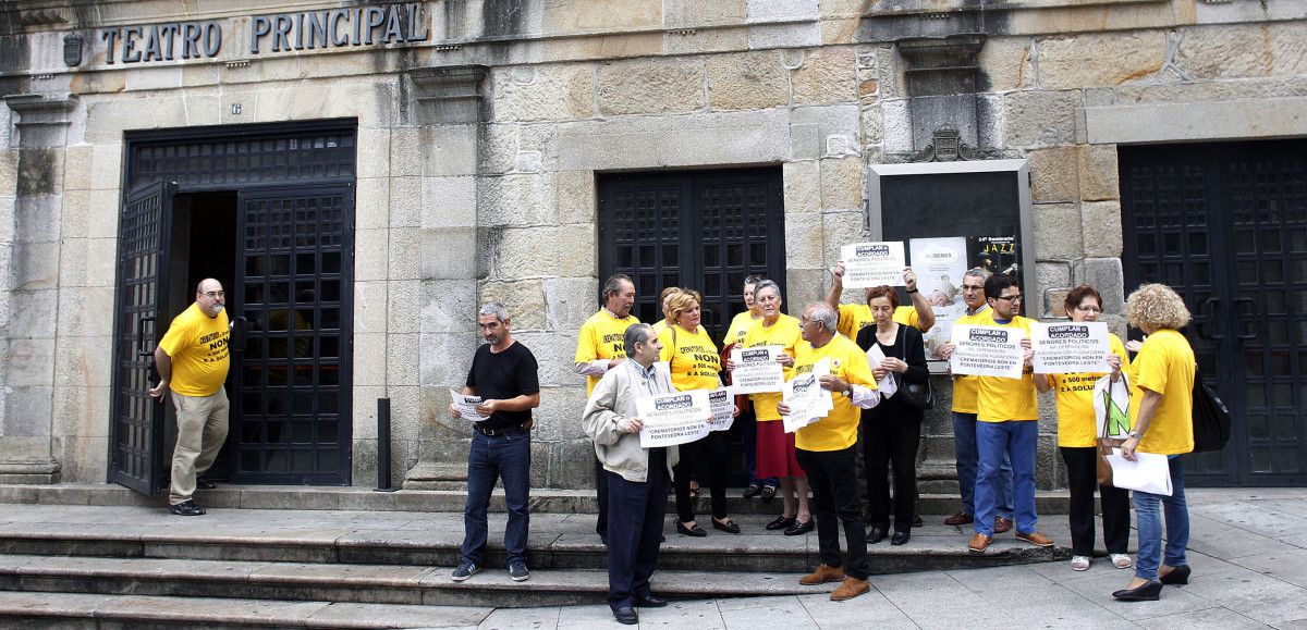 Miembros de la plataforma anti crematorios a las puertas del Pleno municipal