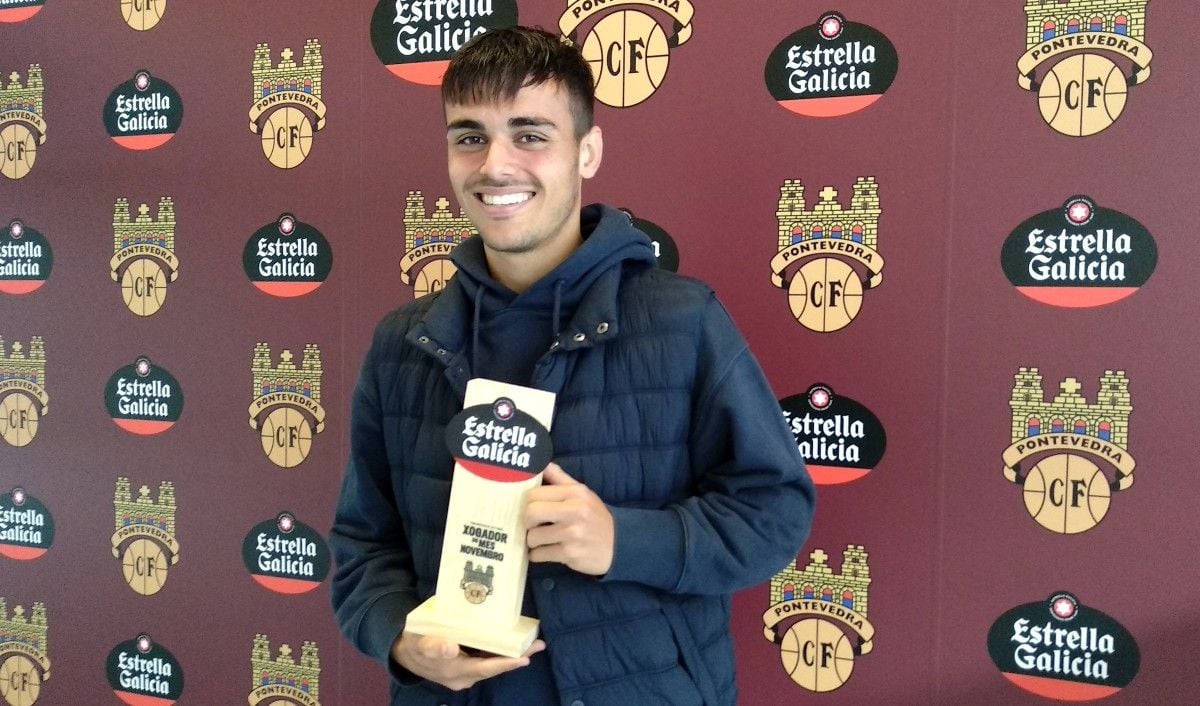 Miguel Román con el premio al mejor jugador del mes de noviembre en el Pontevedra CF