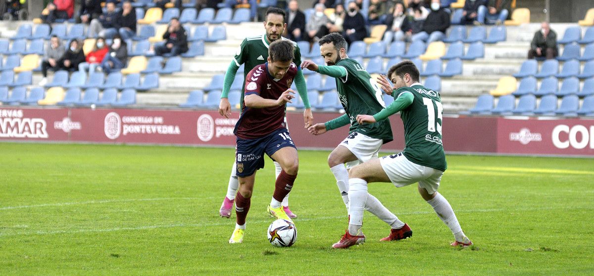 Partido entre el Pontevedra CF y el Ceares en Pasarón